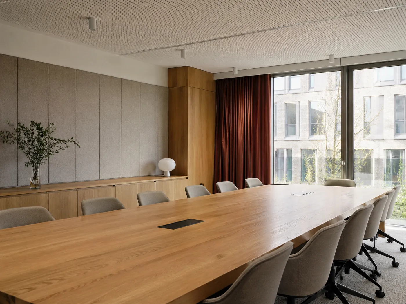 Konferenzraum mit Akustikdecke und langem Holztisch