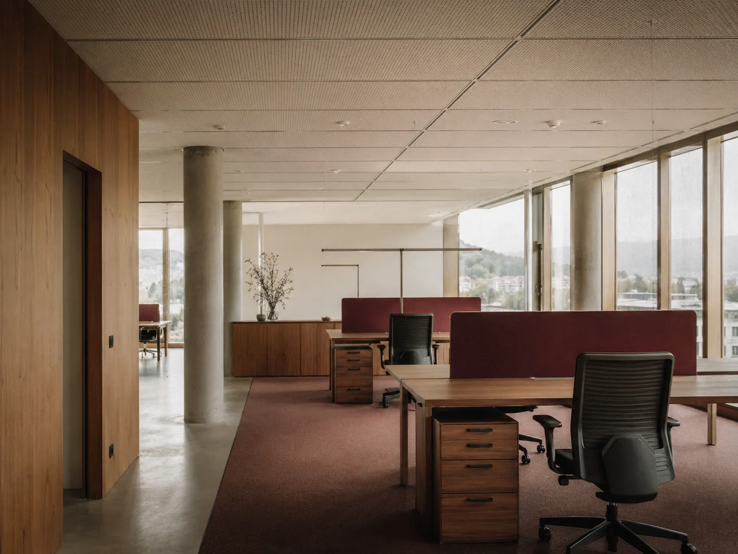 Großraumbüro mit Akustik-Lochdecke und Holzelementen, Verwaltungsgebäude Bonn