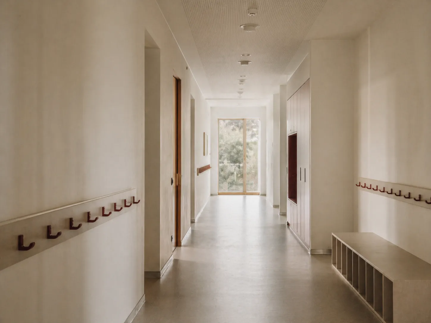 Heller Schulflur mit F90-Trennwänden, Grundschule Adenau