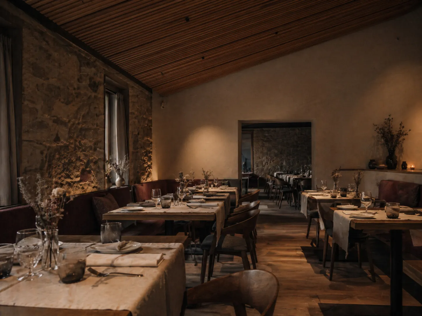 Restaurant mit warmer Holzlamellen-Akustikdecke