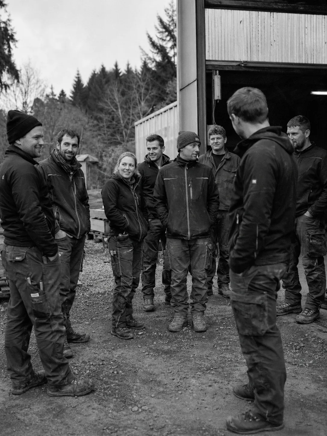 Schwarz-Weiß-Porträt des Teams von Akustikbau Breitzter vor dem Lager in Hümmel